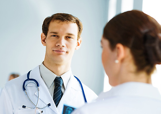 포토 JPG 해외이미지 백인 직업 응시 여자 남자 유럽 유니폼 비즈니스 청진기 엑스레이 실내 건강 병원 사람 성인 두명 약 간호사 의사 흰색 그룹 토론 동료 외과 돌봄 해외202004 해외202105 해외포토 서양인 시선 옷 나라 컬러 의학 관계 의료기기 모션 내부 의료진 파일형식