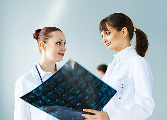 포토 JPG 해외이미지 백인 직업 응시 여자 유럽 유니폼 비즈니스 청진기 엑스레이 실내 건강 병원 사람 성인 두명 약 간호사 의사 흰색 그룹 토론 동료 외과 돌봄 방사선 해외202004 해외202105 해외포토 서양인 시선 옷 나라 컬러 의학 관계 의료기기 모션 내부 의료진 파일형식