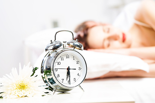 포토 JPG 해외이미지 1 여자 행복 무기 백그라운드 베개 아침 휴식 주택 갈색머리 건강 피곤 관리 사람 성인 두명 평화 고요 침실 꿈 이불 흰색 침대 잠 달콤 담요 부드러움 교차 거짓말 퀼트 혼자 해외202004 해외202105 해외포토 주간 헤어스타일 감정 컬러 가구 컨셉 침구 건물 감각 맛 파일형식