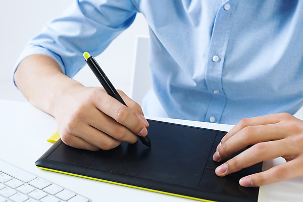 포토 JPG 해외이미지 직업 디자인 남자 비즈니스 탁자 새로움 실내 창조 한명 미소 사람 앉기 성인 그래픽 컴퓨터 사무실 알약 연필 펜 디지털 공구 업무 작업 닫기 디자이너 책상 그림 예술가 진짜 해외202004 해외202105 해외포토 1 가구 컨셉 모션 학용품 표정 내부 전자제품 필기구 약 도구 파일형식