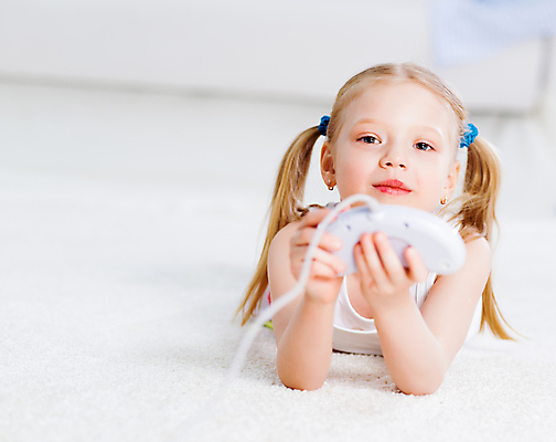 포토 JPG 해외이미지 백인 1 여자 행복 어린이 청소년 놀이 주택 실내 한명 미소 사람 앉기 컴퓨터 검은색 놀람 방 게임 흰색 잡기 싸움 조이스틱 위로 관리자 제어 해외202004 해외202105 해외포토 서양인 감정 컬러 모션 표정 내부 건물 전자제품 게임기 파일형식