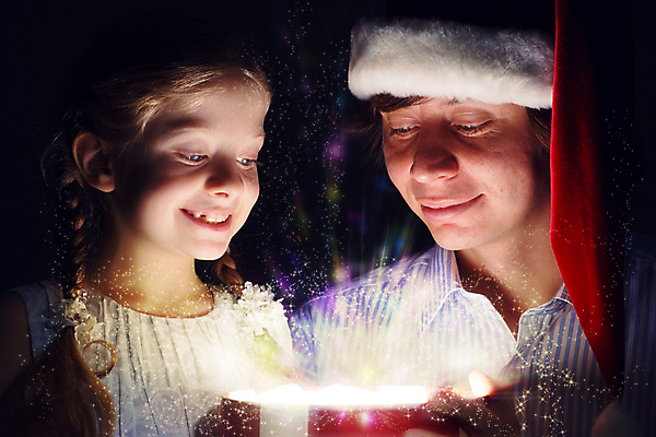 포토 JPG 해외이미지 라이프스타일 계절 행복 어린이 크리스마스 가족 휴가 주택 선물 사람 두명 빨간색 상자 산타클로스 펼침 육아 축하 아빠 달콤 큼 12월 만족 주기 흥분 도우미 클라우스 해외202004 해외202105 해외포토 기념일 감정 컬러 컨셉 관계 모션 건물 생활 날짜 맛 크기 파일형식