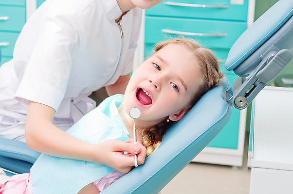 포토 JPG 해외이미지 백인 직업 라이프스타일 여자 안경 어린이 장갑 유니폼 의자 건강 치과 병원 가면 한명 사람 20대 성인 파란색 약 장비 환자 의사 기구 공구 램프 입 치아 부식 치과의사 방문 점검 돌봄 위생관리 해외202004 해외202105 해외포토 서양인 1 잡화 옷 컬러 가구 의학 모션 조명 관리 청년 생활 신체부위 의료진 도구 소화기관 파일형식