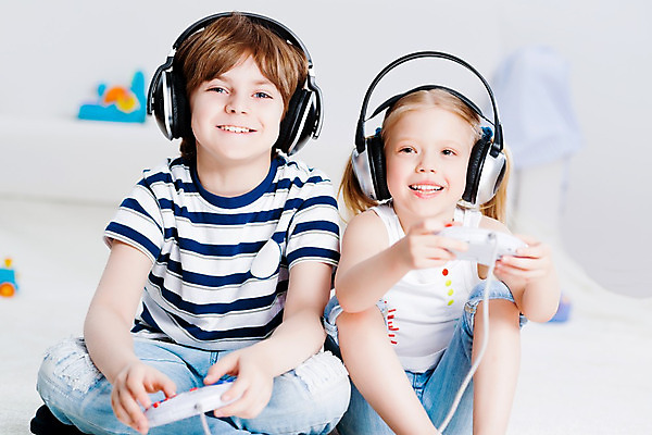 포토 JPG 해외이미지 라이프스타일 여자 남자 딸 행복 아들 어린이 가족 관계 놀이 주택 함께함 실내 사람 소년 두명 컴퓨터 헤드폰 카펫 기쁨 방 게임 그룹 리빙 동영상 위로 거짓말 남동생 비디오게임 해외202004 해외202105 해외포토 감정 음향기기 컨셉 내부 건물 생활 전자제품 동생 파일형식