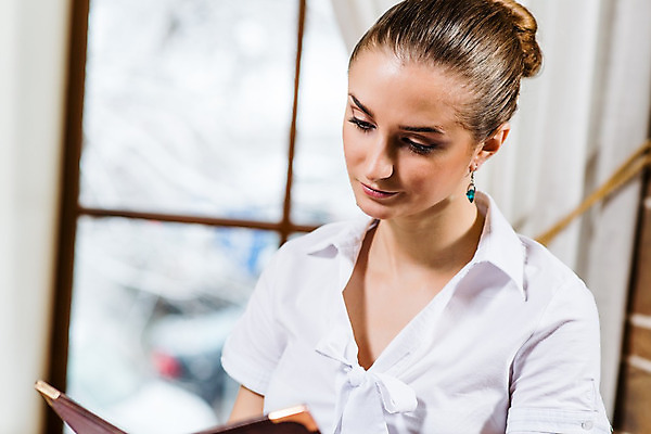 포토 JPG 해외이미지 백인 1 라이프스타일 응시 옷 여자 음식 백그라운드 탁자 관리 요리 한명 미소 사람 성인 독서 유행 식당 저녁식사 카페 축하 잡기 도시 날짜 고급 우아함 선택 먹기 고객 서비스 메뉴 질서 카페테리아 점심식사 해외202004 해외202105 해외포토 서양인 시선 가구 컨셉 모션 표정 생활 상점 식사 예절 파일형식