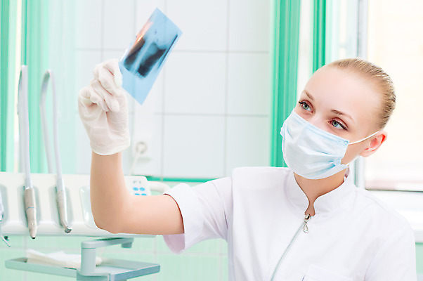 포토 JPG 해외이미지 손 응시 여자 아시아 백그라운드 유니폼 신체 청진기 노동자 뼈 엑스레이 실내 건강 병원 한명 사람 동양인 20대 성인 가로 파란색 간호사 의사 흰색 잡기 업무 흉부 암 히스패닉 궤 돌봄 해외202004 해외202105 해외포토 직업 1 시선 옷 나라 컬러 의학 의료기기 모션 인종 청년 내부 신체부위 의료진 작업 호흡기관 질병 파일형식