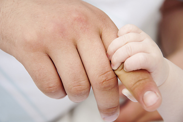 포토 JPG 해외이미지 손 남자 행복 아들 어린이 손가락 가족 놀이 친절 새로움 주택 함께함 사랑 사람 소년 사람없음 방 흰색 아기 신생아 잡기 도움 아빠 작음 연도 걱정 부드러움 발가락 팔 유지 돌봄 옛날 지원 헬프 안락 해외202004 해외202105 해외포토 감정 컬러 컨셉 관계 모션 발 건물 신체부위 감각 크기 파일형식