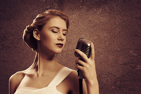 포토 JPG 해외이미지 모델 여자 별 음악 노래 갈색머리 한명 사람 이벤트 파티 유행 어둠 소리 콘서트 공연 연주자 음악가 가수 무대 표현 악단 우아함 시원함 마이크 클럽 디스코 오디오 팝 생존 효과 해외202004 해외202105 해외포토 자연요소 직업 1 헤어스타일 음향기기 컨셉 문화예술 전자제품 춤 파일형식