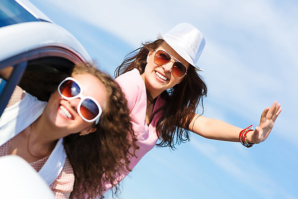 포토 JPG 해외이미지 모자 라이프스타일 손 여자 행복 도로 물결 여행 창문 교통시설 자동차 하늘 휴가 미소 사람 성인 두명 여름 파란색 여행객 운전 자유 운전사 무료 자동 해외202004 해외202105 해외포토 직업 잡화 계절 감정 길 육상교통 컬러 교통 컨셉 모션 표정 생활 신체부위 시설 파일형식