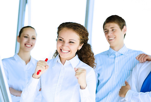 포토 JPG 해외이미지 백인 직업 여자 행복 비즈니스 사업가 응원 성공 협력 악수 직장 함께함 관리 미소 사람 세명 사무실 흰색 축하 인사 업무 비즈니스맨 비즈니스우먼 그룹 대표 박수 동료 직원 리더 세미나 많음 해외202004 해외202105 해외포토 서양인 남자 감정 컬러 컨셉 회사 관계 표정 손짓 예절 작업 직장인 파일형식