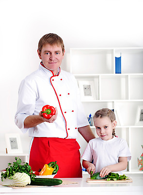 포토 JPG 해외이미지 라이프스타일 남자 딸 행복 종이 어린이 음식 2 다이어트 가족 주택 함께함 건강 사랑 요리 사람 소년 성인 두명 초록색 주방 검은색 식사 저녁식사 방 잡기 아빠 먹기 준비 점심식사 옛날 해외202004 해외202105 해외포토 감정 컬러 컨셉 관계 모션 건물 생활 파일형식