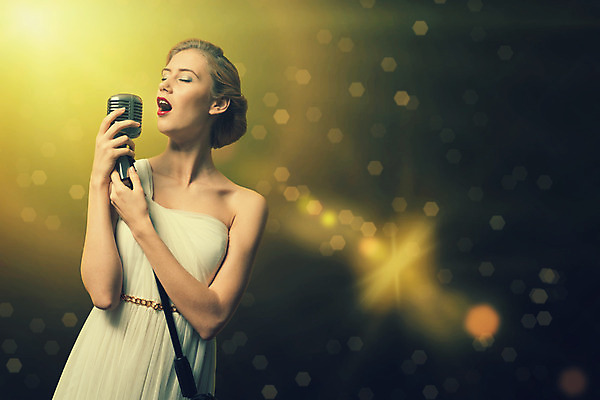 포토 JPG 해외이미지 모델 여자 별 음악 노래 갈색머리 한명 사람 이벤트 파티 유행 어둠 소리 콘서트 공연 연주자 음악가 가수 무대 표현 악단 우아함 시원함 마이크 클럽 디스코 오디오 팝 생존 효과 해외202004 해외202105 해외포토 자연요소 직업 1 헤어스타일 음향기기 컨셉 문화예술 전자제품 춤 파일형식