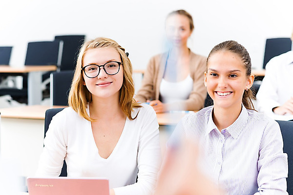 포토 JPG 해외이미지 백인 학생 라이프스타일 응시 여자 교육 남자 행복 교실 학교 협력 사람 소년 성인 세명 친구 학습 스터디 공책 기쁨 시험 그룹 대학교 온라인 세미나 견습생 해외202004 해외202105 해외포토 서양인 시선 감정 어린이 관계 문구용품 생활 파일형식