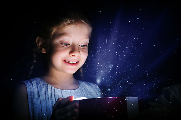 포토 JPG 해외이미지 백인 여자 행복 감정 별 얼굴 어린이 백그라운드 컨셉 크리스마스 겨울 추상 휴가 새로움 기념 요정 선물 한명 미소 사람 장식 빛 상자 어둠 놀람 기쁨 축하 표현 오픈 생일 야간 기적 마법 획득 노려봄 효과 해외202004 해외202105 해외포토 자연요소 서양인 1 계절 기념일 무늬 표정 신체부위 파일형식