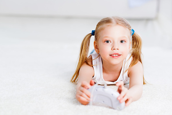 포토 JPG 해외이미지 백인 1 여자 행복 어린이 청소년 놀이 주택 실내 한명 미소 사람 앉기 컴퓨터 검은색 놀람 방 게임 흰색 잡기 싸움 조이스틱 위로 관리자 제어 해외202004 해외202105 해외포토 서양인 감정 컬러 모션 표정 내부 건물 전자제품 게임기 파일형식