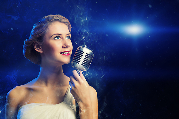 포토 JPG 해외이미지 모델 여자 별 음악 노래 갈색머리 한명 사람 이벤트 파티 유행 어둠 소리 콘서트 공연 연주자 음악가 가수 무대 표현 악단 우아함 시원함 마이크 클럽 디스코 오디오 팝 생존 효과 해외202004 해외202105 해외포토 자연요소 직업 1 헤어스타일 음향기기 컨셉 문화예술 전자제품 춤 파일형식