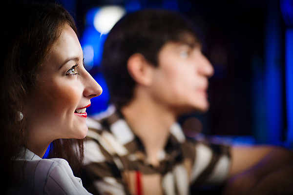 포토 JPG 해외이미지 백인 라이프스타일 응시 여자 행복 얼굴 음료 유리 미소 사람 성인 내부 두명 파티 식당 카페 마시기 알코올 칵테일 바 야간 클럽 유흥 해외202004 해외202105 해외포토 자연요소 서양인 시선 감정 모션 재질 주류 표정 이벤트 생활 신체부위 상점 파일형식