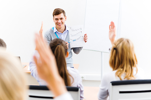 포토 JPG 해외이미지 백인 학생 여자 교육 행복 교실 학교 그래프 설명 사람 앉기 인종 소년 성인 세명 학습 스터디 교육자 교사 듣기 정보 도움 가르침 그룹 강의 책상 대학교 쇼 과제 주목 목차 연습생 견습생 해외202004 해외202105 해외포토 서양인 직업 남자 감정 어린이 가구 컨셉 모션 연습 파일형식