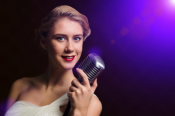 포토 JPG 해외이미지 모델 여자 별 음악 노래 갈색머리 한명 사람 이벤트 파티 유행 어둠 소리 콘서트 공연 연주자 음악가 가수 무대 표현 악단 우아함 시원함 마이크 클럽 디스코 오디오 팝 생존 효과 해외202004 해외202105 해외포토 자연요소 직업 1 헤어스타일 음향기기 컨셉 문화예술 전자제품 춤 파일형식