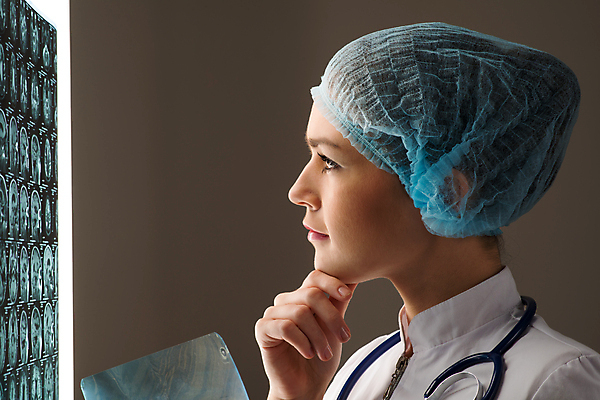 포토 JPG 해외이미지 백인 직업 응시 여자 백그라운드 신체 청진기 뼈 엑스레이 건강 병원 실험 한명 사람 성인 파란색 약 건강관리 시험 간호사 의사 코트 흰색 실험실 질병 뇌 암 궤 돌봄 소아과의사 해외202004 해외202105 해외포토 서양인 1 시선 교육 컬러 의학 의료기기 모션 관리 외투 의료진 파일형식