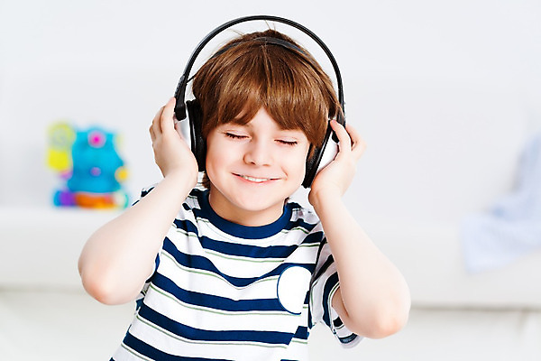 포토 JPG 해외이미지 백인 1 손 응시 옷 남자 행복 감정 문화 얼굴 어린이 음악 이어폰 백그라운드 장난 한명 미소 사람 소년 머리 검은색 헤드폰 기쁨 듣기 장비 표현 시원함 귀 오디오 해외202004 해외202105 해외포토 서양인 시선 컬러 음향기기 모션 문화예술 표정 신체부위 전자제품 파일형식