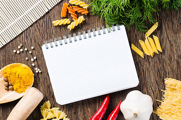 포토 JPG 해외이미지 전통 라이프스타일 문화 음식 채소 고추 탁자 파프리카 파스타 마늘 스파게티 요리 사람없음 빨간색 초록색 갈색 노란색 숟가락 쪽지 이탈리아 조미료 허브 향신료 메뉴 아로마 레시피 후추 옛날 강황 페스토 해외202004 해외202105 해외포토 식물 유럽 컬러 가구 식재료 서양음식 수저 생활 소스_음식 향미료 파일형식