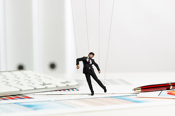 포토 JPG 해외이미지 백인 직업 손 남자 감정 얼굴 밧줄 인형 컨셉 비즈니스 사업가 통신 문구용품 매달리기 한명 사람 성인 표현 도시 업무 비즈니스맨 대표 통제 종업원 책상 경영자 지휘 마리오네트 고용 꼭두각시 정중 제어 조작 착취 치프 해외202004 해외202105 해외포토 서양인 1 줄 가구 모션 신체부위 구직 작업 직장인 오브젝트 리더 채용 파일형식