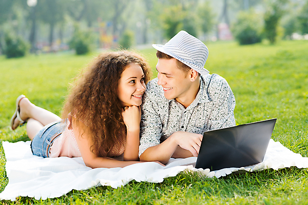 포토 JPG 해외이미지 나무 백인 라이프스타일 커플 공원 여자 남자 행복 유럽 포즈 2 인터넷 비즈니스 관계 자연 함께함 기술 사랑 미소 사람 앉기 성인 야외 두명 초록색 여름 친구 노트북 컴퓨터 청춘 웹 우정 기쁨 가을 연결 무선전화기 해외202004 해외202105 해외포토 서양인 식물 계절 공공시설 감정 나라 컬러 컨셉 모션 표정 생활 전자제품 전화기 생태계 파일형식