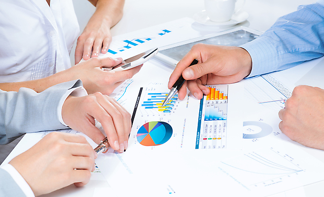 포토 JPG 해외이미지 백인 직업 여자 남자 종이 무기 컨셉 비즈니스 사업가 부분 탁자 성공 그래프 아이디어 직장 관리 사람 사람없음 금융 경제 사무실 펜 흰색 업무 작업 시장 결과 계획 강의 편지 보고서 문서 자원 회계 대출 리뷰 세미나 경제학 해외202004 해외202105 해외포토 서양인 교육 컬러 가구 회사 필기구 파일형식