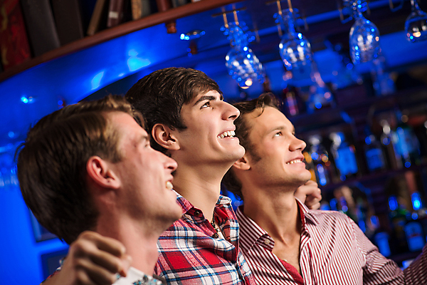 포토 JPG 해외이미지 백인 라이프스타일 응시 남자 행복 스포츠 응원 휴가 실내 3 사람 경기 성인 두명 친구 파티 식당 축구 외침 우정 마시기 게임 표현 알코올 관찰 바 그룹 클럽 건배 긍정 쇼 소셜 필승 유흥 해외202004 해외202105 해외포토 서양인 시선 감정 컨셉 관계 모션 놀이 이벤트 내부 생활 구기 상점 소리 우승 파일형식