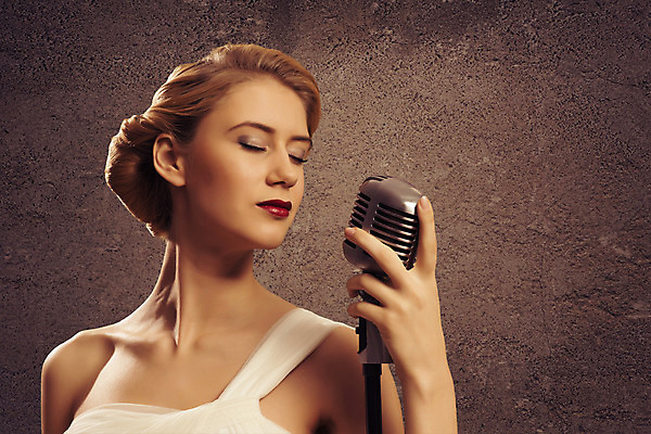 포토 JPG 해외이미지 모델 여자 별 음악 노래 갈색머리 한명 사람 이벤트 파티 유행 어둠 소리 콘서트 공연 연주자 음악가 가수 무대 표현 악단 우아함 시원함 마이크 클럽 디스코 오디오 팝 생존 효과 해외202004 해외202105 해외포토 자연요소 직업 1 헤어스타일 음향기기 컨셉 문화예술 전자제품 춤 파일형식