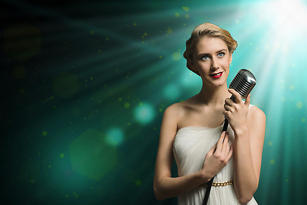 포토 JPG 해외이미지 모델 여자 별 음악 노래 갈색머리 한명 사람 이벤트 파티 유행 어둠 소리 콘서트 공연 연주자 음악가 가수 무대 표현 악단 우아함 시원함 마이크 클럽 디스코 오디오 팝 생존 효과 해외202004 해외202105 해외포토 자연요소 직업 1 헤어스타일 음향기기 컨셉 문화예술 전자제품 춤 파일형식