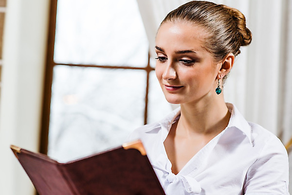 포토 JPG 해외이미지 백인 1 라이프스타일 응시 옷 여자 음식 백그라운드 탁자 관리 요리 한명 사람 성인 독서 유행 식당 저녁식사 카페 축하 잡기 도시 날짜 고급 우아함 선택 먹기 고객 서비스 메뉴 질서 카페테리아 점심식사 해외202004 해외202105 해외포토 서양인 시선 가구 컨셉 모션 생활 상점 식사 예절 파일형식