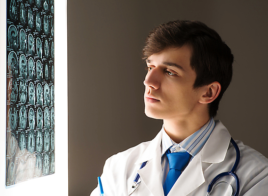 포토 JPG 해외이미지 직업 남자 백그라운드 청진기 건강 병원 실험 한명 사람 성인 치료 약 진료 의사 코트 흰색 자신감 실험실 씻기 책상 분석 동료 직원 문서 바쁨 외과 넘어짐 돌봄 방사선 인턴 정형외과 해외202004 해외202105 해외포토 1 감정 컬러 가구 컨셉 비즈니스 의학 관계 의료기기 모션 청결 외투 의료진 파일형식