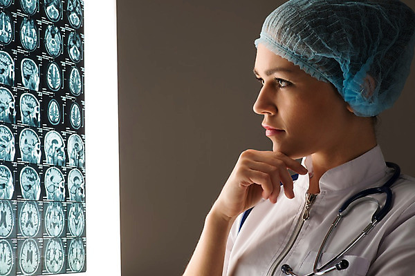 포토 JPG 해외이미지 백인 직업 응시 여자 백그라운드 신체 청진기 뼈 엑스레이 건강 병원 실험 한명 사람 성인 파란색 약 건강관리 시험 간호사 의사 코트 흰색 실험실 질병 뇌 암 궤 돌봄 소아과의사 해외202004 해외202105 해외포토 서양인 1 시선 교육 컬러 의학 의료기기 모션 관리 외투 의료진 파일형식