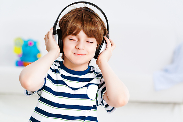 포토 JPG 해외이미지 백인 1 손 응시 옷 남자 행복 감정 문화 얼굴 어린이 음악 이어폰 백그라운드 장난 한명 사람 소년 머리 검은색 헤드폰 기쁨 듣기 장비 표현 시원함 귀 오디오 해외202004 해외202105 해외포토 서양인 시선 컬러 음향기기 모션 문화예술 신체부위 전자제품 파일형식