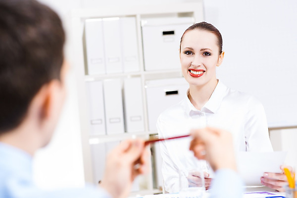 포토 JPG 해외이미지 백인 직업 여자 행복 백그라운드 2 의자 비즈니스 사업가 통신 탁자 갈색머리 실내 대화 사람 정장 성인 두명 파란색 사무실 흰색 비즈니스맨 비즈니스우먼 그룹 어플리케이션 계약 경영자 면접 약속 바쁨 책임자 소통 고용 조언 지원 해외202004 해외202105 해외포토 서양인 헤어스타일 옷 남자 감정 컬러 가구 컨셉 말하기 내부 구직 직장인 리더 채용 파일형식