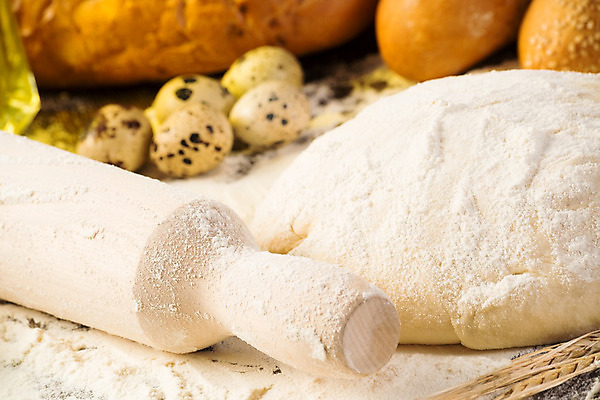 포토 JPG 해외이미지 실내 사람없음 아웃포커스 반죽 밀가루 제빵 메추리알 반죽밀대 해외202004 해외202105 해외포토 촬영기법 내부 제과제빵 알 가루 밀대 파일형식