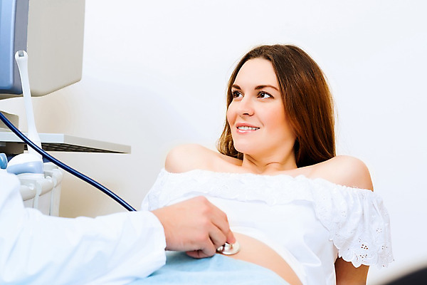 포토 JPG 해외이미지 백인 커플 여자 행복 가족 건강 병원 한명 미소 사람 20대 성인 가로 30대 희망 임신 시험 환자 의사 침대 아기 예측 측정 어깨 컨설턴트 흥분 길이 돌봄 소아과의사 복부 해외202004 해외202105 해외포토 서양인 1 교육 감정 가구 컨셉 의학 관계 모션 표정 청년 신체부위 장년 의료진 전문직 상담 파일형식