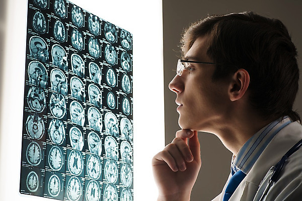 포토 JPG 해외이미지 직업 남자 백그라운드 청진기 건강 병원 실험 한명 사람 성인 치료 약 진료 의사 코트 흰색 자신감 실험실 씻기 책상 분석 동료 직원 문서 바쁨 외과 넘어짐 돌봄 방사선 인턴 정형외과 해외202004 해외202105 해외포토 1 감정 컬러 가구 컨셉 비즈니스 의학 관계 의료기기 모션 청결 외투 의료진 파일형식