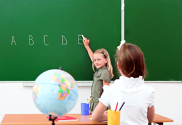 포토 JPG 해외이미지 백인 1 학생 손 외관 응시 옷 여자 교육 행복 얼굴 어린이 백그라운드 운동화 교실 새로움 한명 사람 성인 책 검은색 교사 칠판 신선 수학 닫기 질문 답변 대답 주목 해외202004 해외202105 해외포토 서양인 직업 시선 감정 컬러 신발 컨셉 교과목 학교 모션 신체부위 파일형식