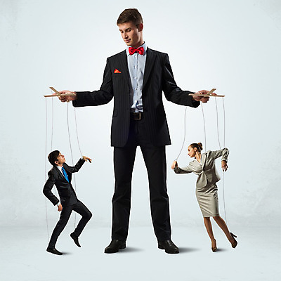 포토 JPG 해외이미지 백인 직업 여자 남자 감정 밧줄 줄 인형 컨셉 서류가방 비즈니스 사업가 통신 스트레스 사람 정장 성인 세명 장난감 힘 게임 업무 비즈니스맨 당기기 통제 경영자 지휘 마리오네트 꼭두각시 노예 제어 치프 해외202004 해외202105 해외포토 서양인 옷 가방 모션 놀이 작업 직장인 리더 파일형식