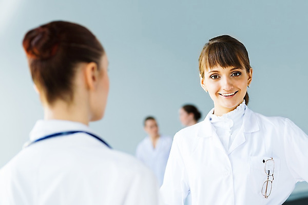 포토 JPG 해외이미지 백인 직업 응시 여자 유럽 유니폼 비즈니스 청진기 엑스레이 실내 건강 병원 사람 성인 두명 약 간호사 의사 흰색 그룹 토론 동료 외과 돌봄 방사선 해외202004 해외202105 해외포토 서양인 시선 옷 나라 컬러 의학 관계 의료기기 모션 내부 의료진 파일형식