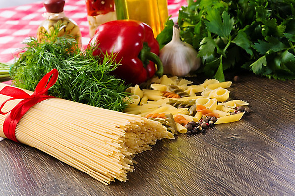 포토 JPG 해외이미지 접시 음식 채소 고추 탁자 파스타 마늘 스파게티 요리 사람없음 빨간색 초록색 갈색 식당 검은색 이탈리아 샐러드 회색 소시지 먹기 허브 향신료 후추 볼로냐 펜네 해외202004 해외202105 해외포토 식물 식기 유럽 컬러 가구 모션 서양음식 상점 가공식품 향미료 파일형식