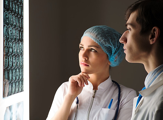 포토 JPG 해외이미지 백인 직업 응시 여자 남자 유럽 유니폼 비즈니스 청진기 엑스레이 실내 건강 병원 사람 성인 두명 약 간호사 의사 업무 그룹 토론 동료 외과 돌봄 해외202004 해외202105 해외포토 서양인 시선 옷 나라 의학 관계 의료기기 모션 내부 의료진 작업 파일형식