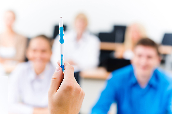 포토 JPG 해외이미지 백인 학생 여자 교육 행복 교실 학교 그래프 설명 사람 앉기 인종 소년 성인 두명 학습 스터디 교육자 교사 듣기 정보 도움 가르침 그룹 강의 책상 대학교 쇼 과제 주목 목차 연습생 견습생 해외202004 해외202105 해외포토 서양인 직업 남자 감정 어린이 가구 컨셉 모션 연습 파일형식