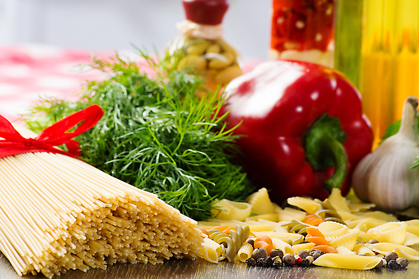 포토 JPG 해외이미지 접시 음식 채소 고추 탁자 파스타 마늘 스파게티 요리 사람없음 빨간색 초록색 갈색 식당 검은색 이탈리아 샐러드 회색 소시지 먹기 허브 향신료 후추 볼로냐 펜네 해외202004 해외202105 해외포토 식물 식기 유럽 컬러 가구 모션 서양음식 상점 가공식품 향미료 파일형식