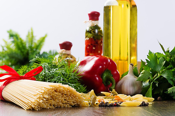 포토 JPG 해외이미지 접시 음식 채소 고추 탁자 파스타 마늘 스파게티 요리 사람없음 빨간색 초록색 갈색 식당 검은색 이탈리아 샐러드 회색 소시지 먹기 허브 향신료 후추 볼로냐 펜네 해외202004 해외202105 해외포토 식물 식기 유럽 컬러 가구 모션 서양음식 상점 가공식품 향미료 파일형식