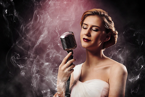 포토 JPG 해외이미지 백인 구름 헤어스타일 손 드레스 여자 별 음악 노래 전등 한명 사람 성인 파란색 컬러풀 금발 유행 콘서트 공연 연주자 음악가 가수 무대 광선 흰색 잡기 우아함 연기 마이크 입술 클럽 오디오 빛망울 노래방 뮤지컬 팝 생존 해외202004 해외202105 해외포토 자연요소 서양인 직업 1 옷 컬러 음향기기 컨셉 모션 문화예술 조명 이벤트 신체부위 전자제품 빛 파일형식