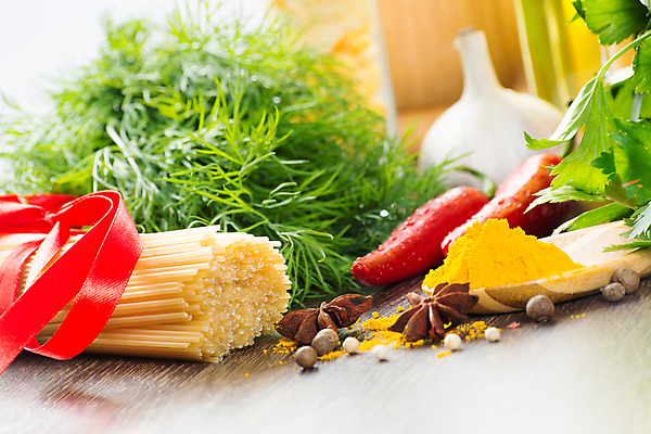 포토 JPG 해외이미지 접시 음식 채소 고추 탁자 파스타 스파게티 요리 사람없음 빨간색 초록색 갈색 식당 검은색 이탈리아 샐러드 회색 소시지 먹기 허브 향신료 후추 볼로냐 펜네 해외202004 해외202105 해외포토 식물 식기 유럽 컬러 가구 모션 서양음식 상점 가공식품 향미료 파일형식